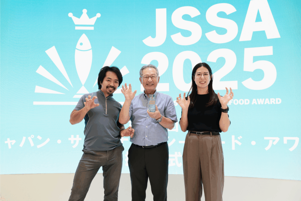 授賞式会場にて、櫻井さん（写真左）、水鳥さん（写真中央）、小山さん（写真右）3名でトロフィーを受け取り、喜びのウニポーズ 