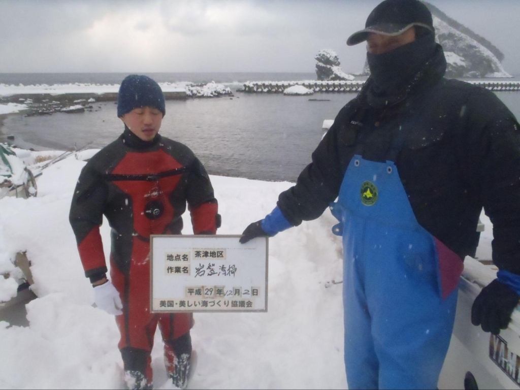 藻場づくり活動は、主に写真のような真冬の厳しい時期に潜水作業が行われる 