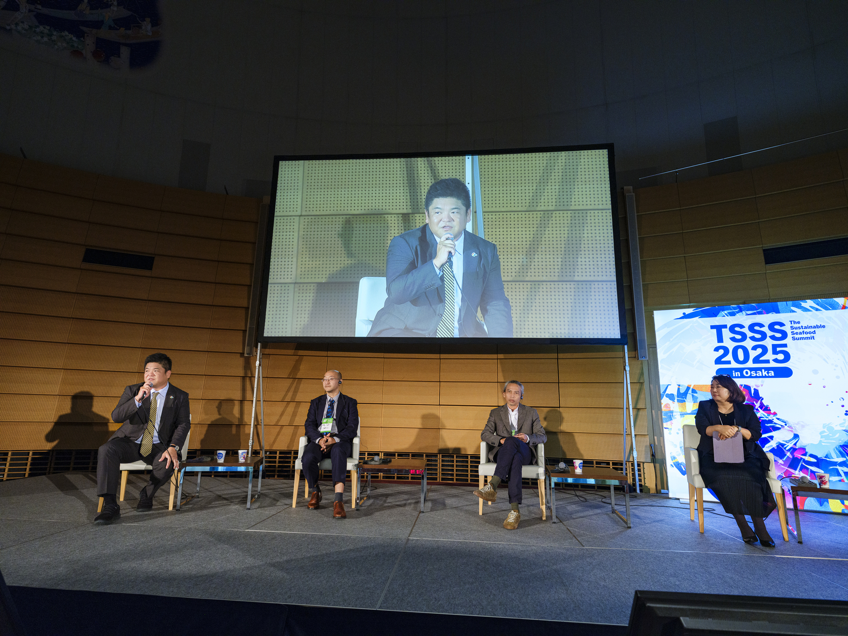 株式会社シーフードレガシー代表取締役社長の花岡和佳男（左）をモデレーターに、課題解決に向けたアジアのプラットフォームについてパネルディスカッション 