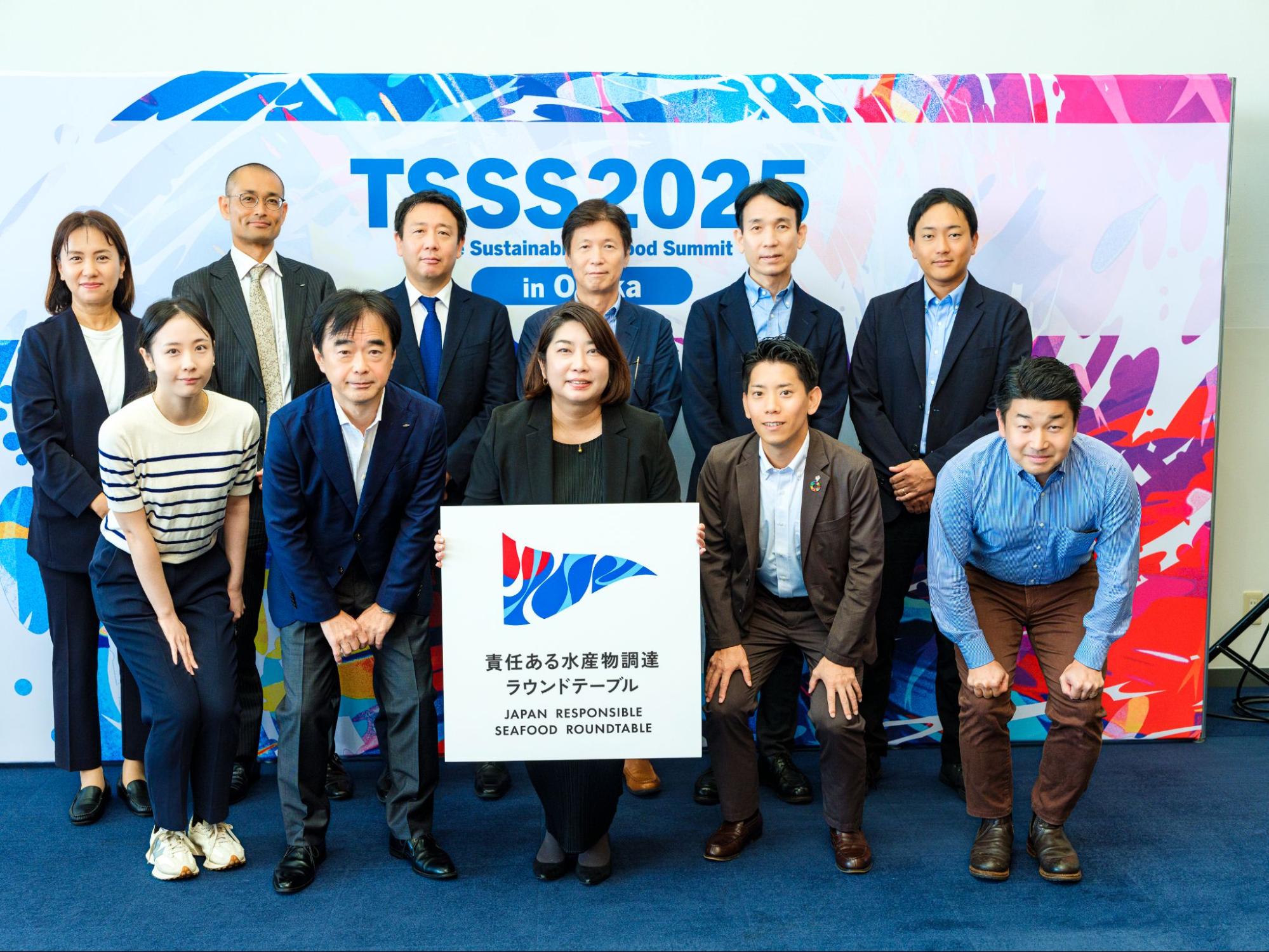 「責任ある水産物ラウンドテーブル（JRSR）」のロゴを前に、発足をアピール 