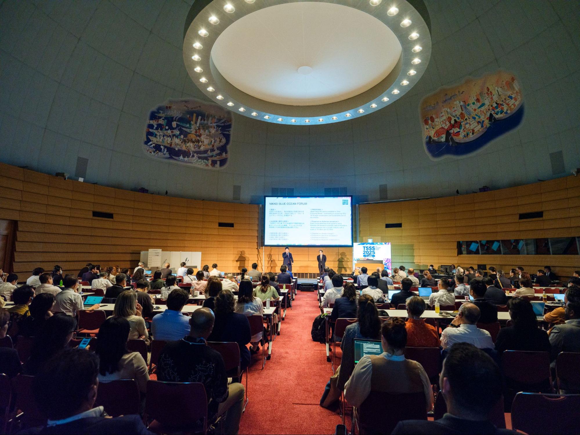 グランキューブ大阪で開催されたTSSS2025。国内外の参加者が集まり盛況な幕開け