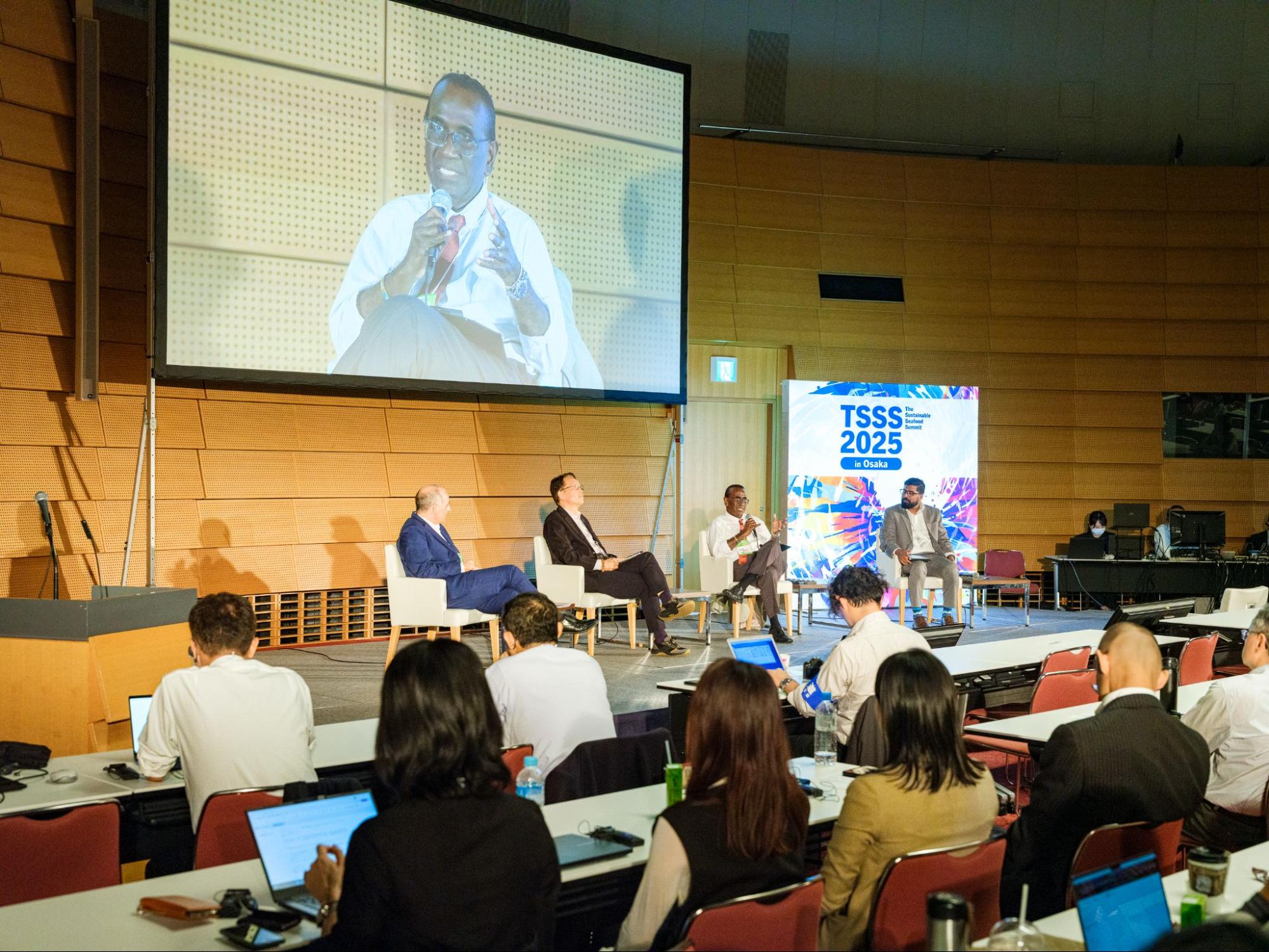 ソロモン諸島国立大学のトランスフォーム・アコラウ教授が、 気候変動による国際水域の資源管理の課題について解説