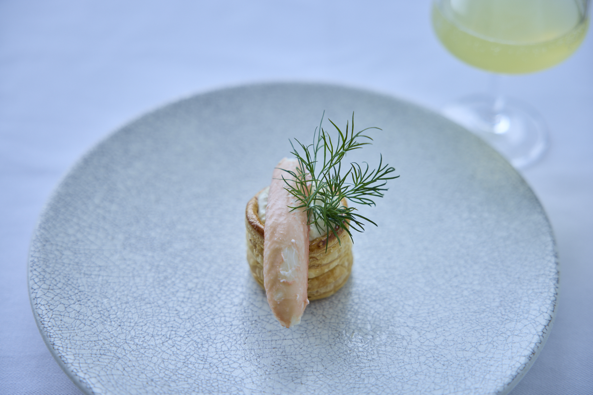 The rich, flavorful crab cream and the crispy pastry crust are simply irresistible. (Photo by Norio Kidera)