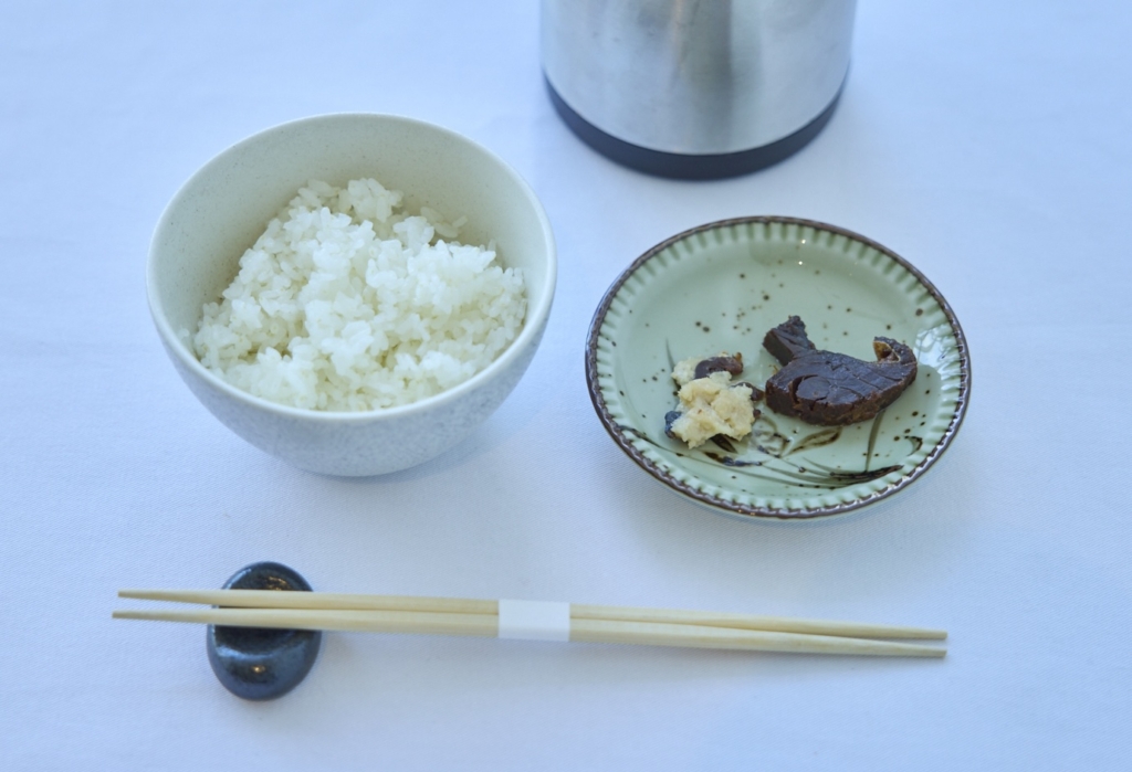 bâton（バトン）につながる一品。福井の伝統料理、国産マサバの「へしこ」をつかったお茶漬け。（撮影：木寺紀雄） 