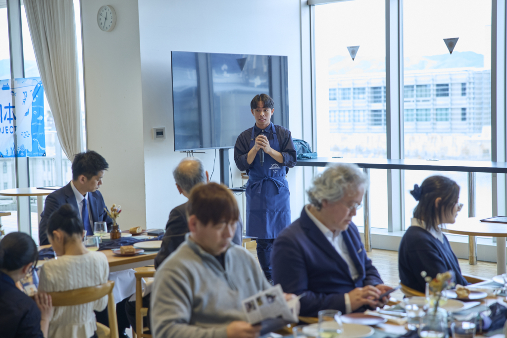 反町さんの説明に聞き入る参加者たち（撮影：木寺紀雄） 