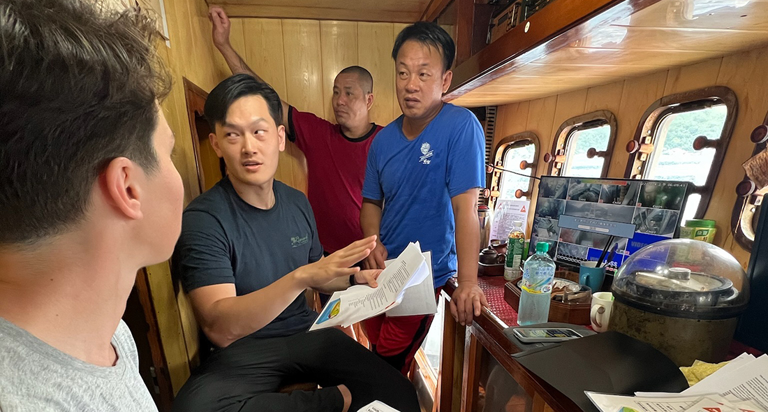 ホートゥ・チャンさん（左から二人目）は、電子モニタリングの導入が台湾のマグロ漁業にとって長期的な利益につながる、と語る（写真・Ocean Outcomes） 