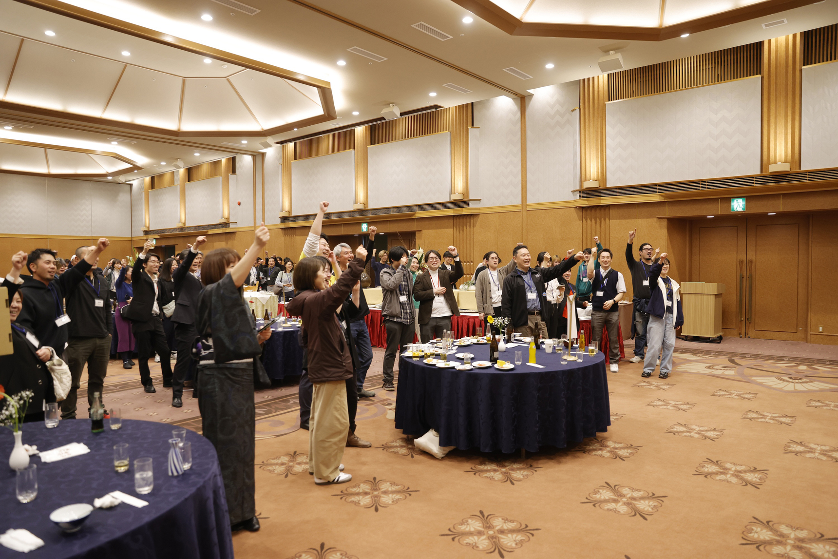 毎年恒例の大懇親会。全国の生産者それぞれの自慢の魚たちを目の前に、会話が弾みます 
