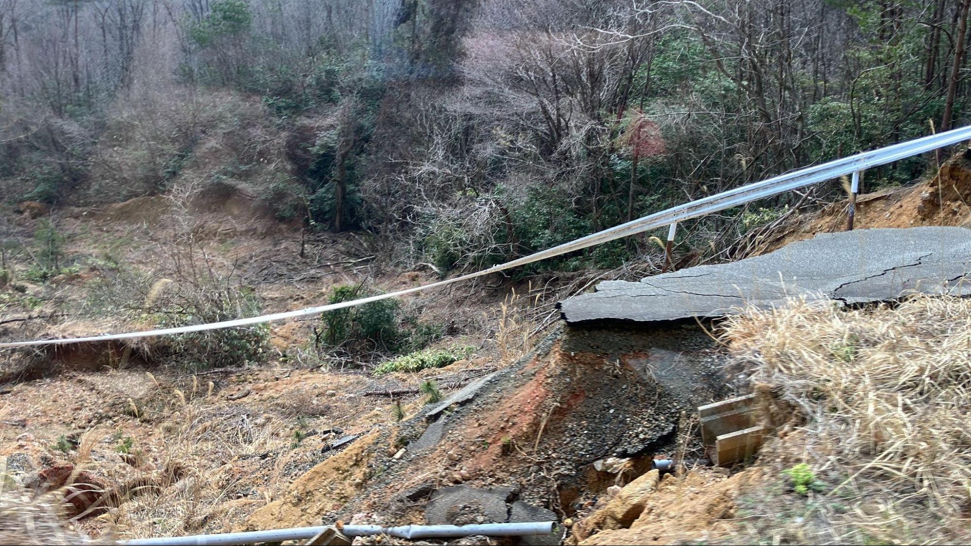 道路が途中から崩れている様子。能登半島をバスで走る中で何度も遭遇しました。