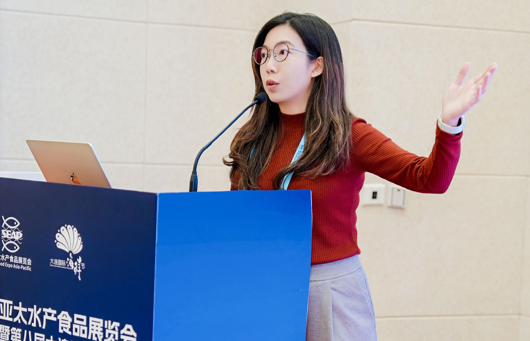 2026年5月、中国・大連で開催された第8回大連国際海鮮節（2026 Seafood Expo Asia-Pacific and the 8th Dalian International Seafood Festival）」に登壇したマンディ・ウォンさん （写真提供：マンディ・ウォン）