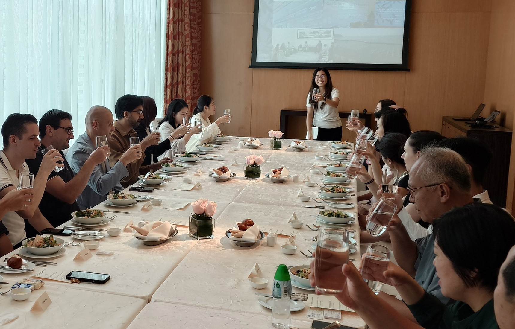 香港サステナブルシーフード連合（HKSSC）のメンバー企業のビジネスミーティングで進行役を務めるマンディ・ウォンさん（写真提供：マンディ・ウォン） 