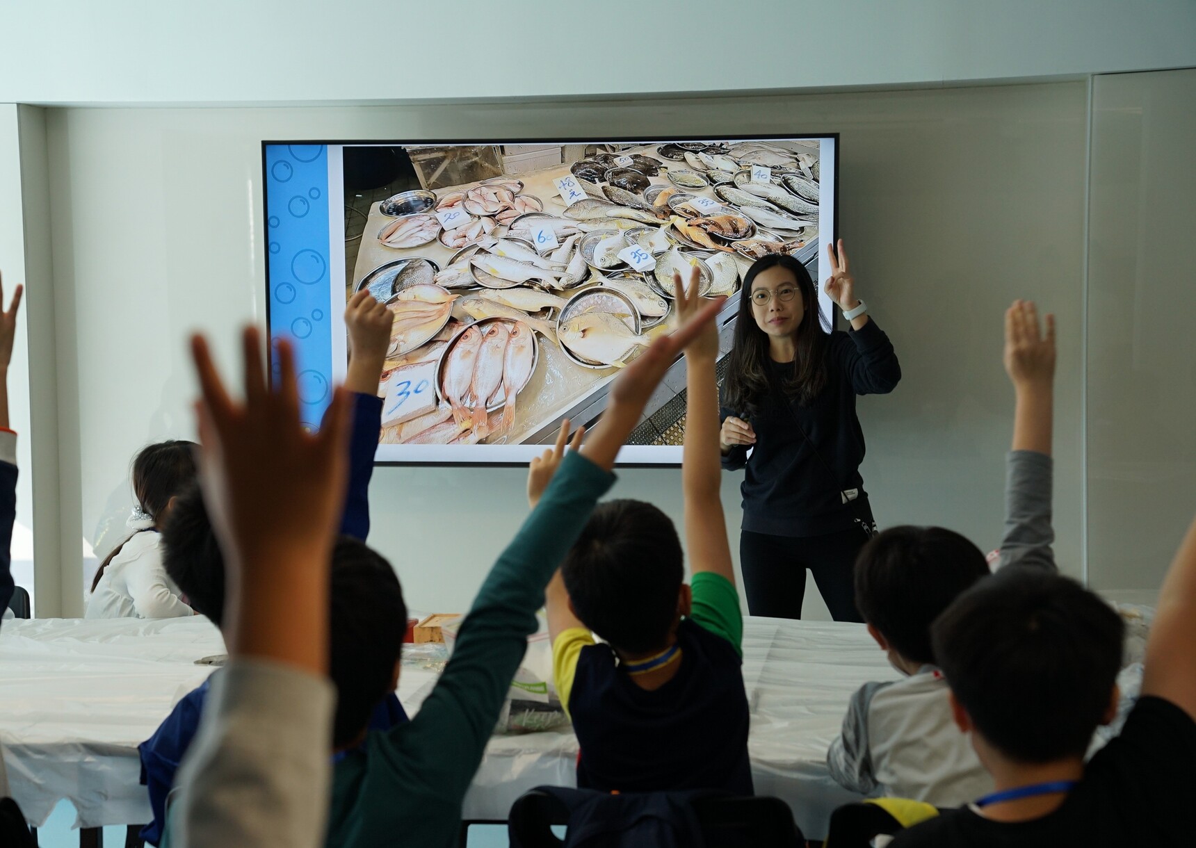香港の小学校でサステナブルシーフードについてプレゼンテーションするマンディさん （写真提供：マンディ・ウォン）