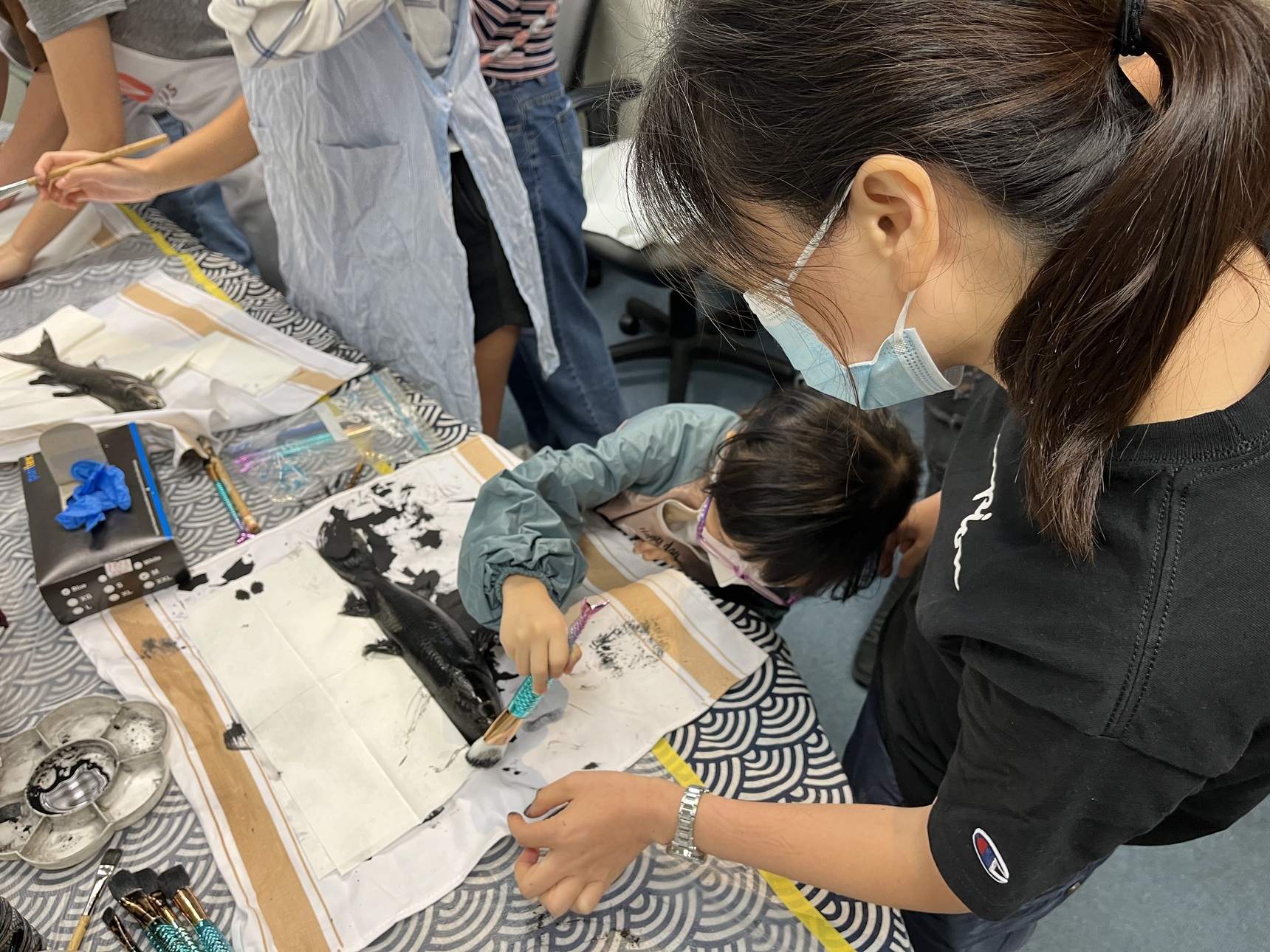 Choose Right Todayの活動の一環として、子どもたちの魚拓体験イベントを開催 （写真提供：マンディ・ウォン）